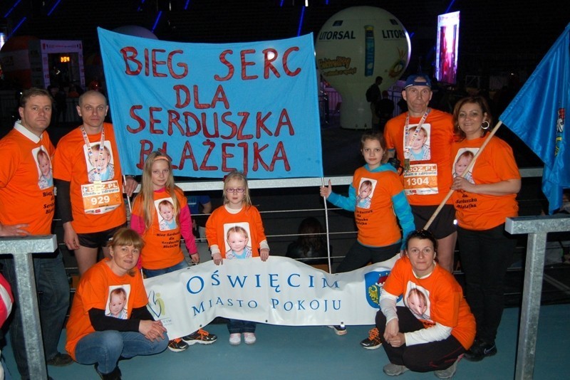 Biegacze z Oświęcimskiego pobiegli w maratonie w Łodzi dla chorego dziecka