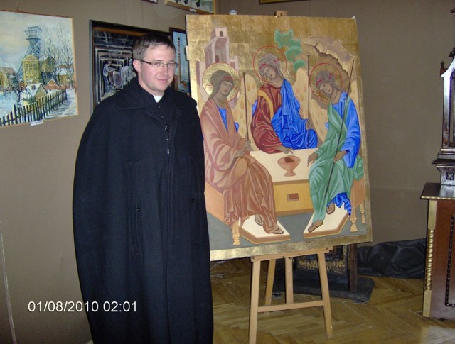 Dariusz Nowak z ikoną o nietypowym kształcie. Ksiądz Robert Potempa.