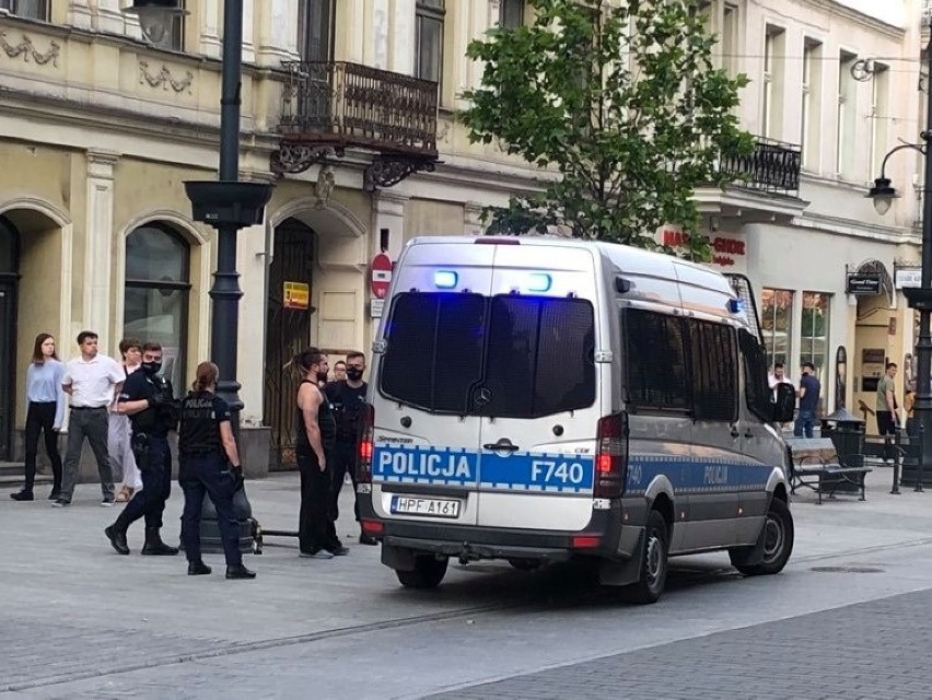 Wyzywał przechodniów na Piotrkowskiej w Łodzi - interweniowała straż miejska i policja ZDJĘCIA