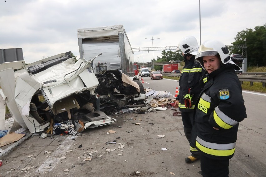 Wypadek na A4 pod Legnicą. Kierowca zakleszczony w kabinie! Z TIRa zostało niewiele