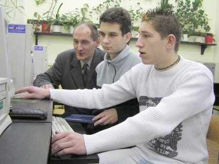 Dariusz Banaszak (od lewej) Przemek Sienkiewicz i Arek Drozd czesm zamieniali salę komputerową na biuro maklerskie.
FOT. BERNARD ŁĘTOWSKI