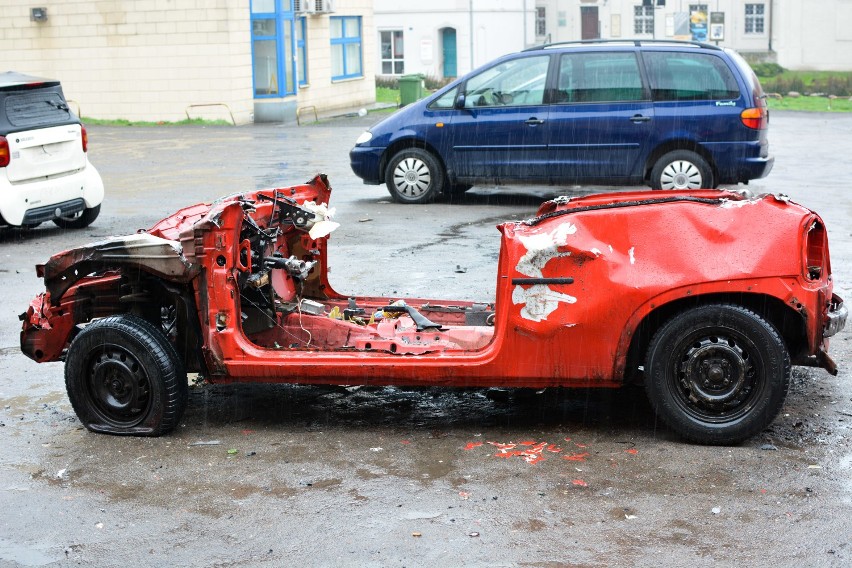 Zniszczony samochód w centrum Grudziądza [zdjęcia, wideo]