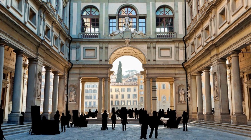 Wśród zbiorów Galerii Uffizi przeważają obrazy szkół...