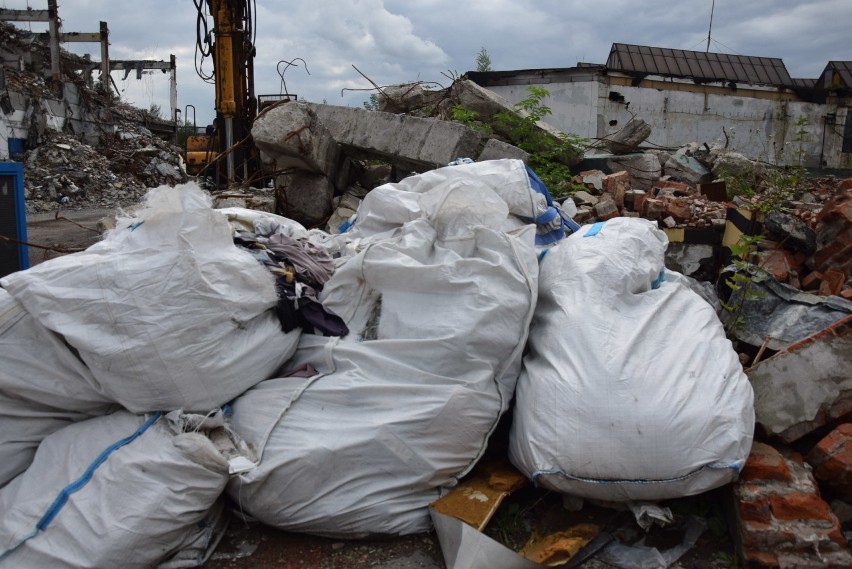 Śledztwo w sprawie niebezpiecznych odpadów w Zawierciu i ich podpaleniu prowadzi Prokuratura Rejonowa w Zawierciu.