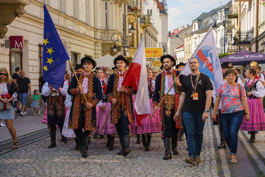 Nowy Sącz. 29. Święto Dzieci Gór rozpoczęte. Barwny korowód przeszedł ulicami miasta. Zobaczcie zdjęcia