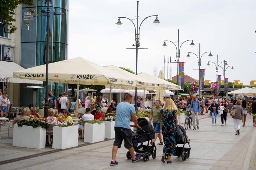 Sopot: Mimo nieco pochmurnego nieba tłumy w mieście. Kurort przyciąga nawet wtedy, gdy zbiera się na deszcz