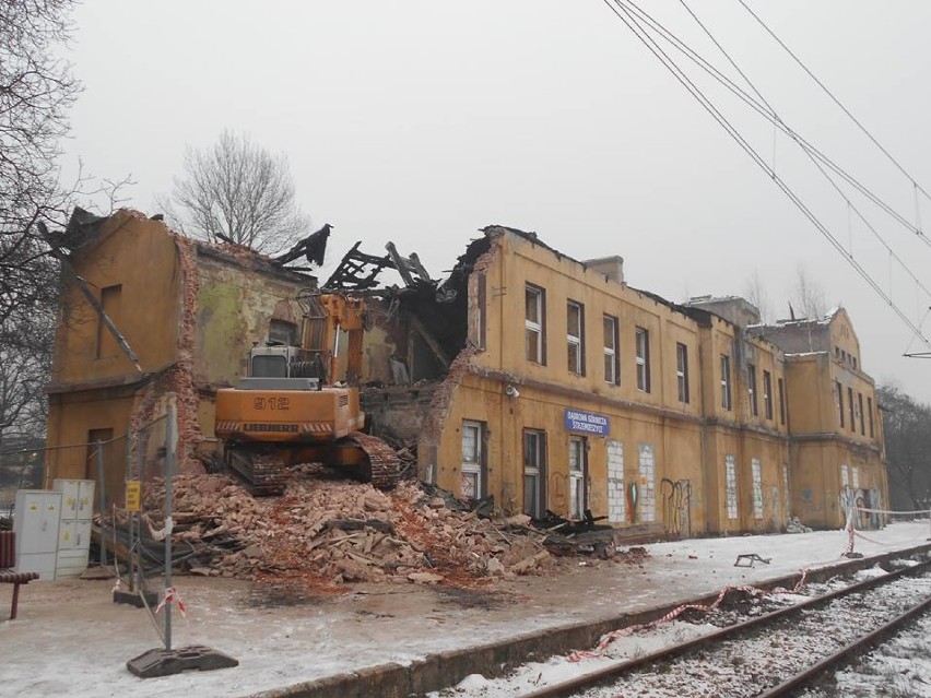 Trwa wyburzanie dworca w Dąbrowie Górniczej Strzemieszycach