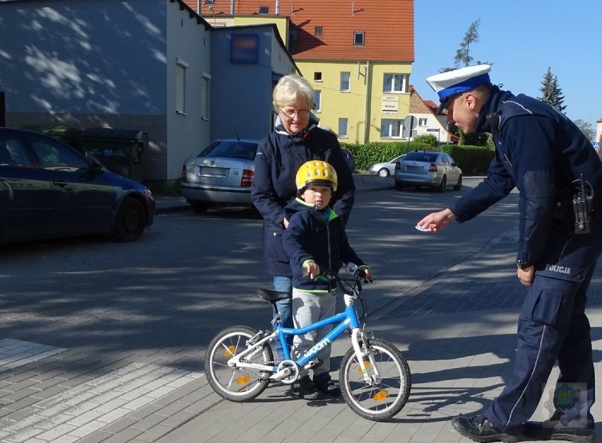 Bezpieczny przedszkolak. Policjanci z Brzegu rozdawali najmłodszym odblaski i sprawdzali, jak są przewożeni w samochodach