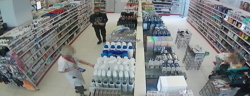 Policjanci z Kwidzyna pracują nad ustaleniem tożsamości mężczyzny podejrzanego o kradzież perfum [ZDJĘCIA]