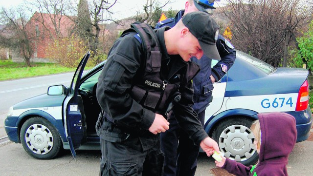 Tarnowska policja od początku listopada organizuje dodatkowe patrole w terenie i rozdaje odblaski