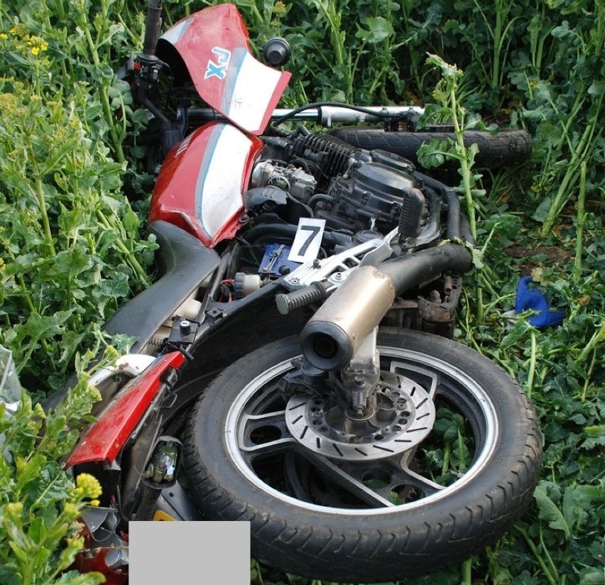 Śmierć motocyklisty. 34-latek zmarł po uderzeniu w drzewo