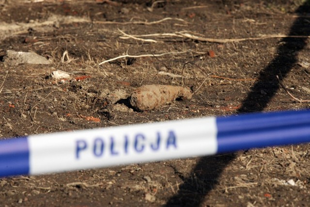 Bomba przy ulicy Jaworzyńskiej w Legnicy.