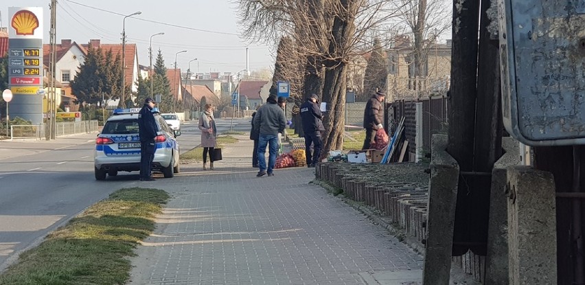 Policjanci patrolują miasto i pilnują w środy, by nikt nie...