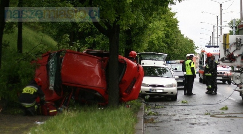 Poważny wypadek w Toruniu. Dziewczyna i chłopak są ranni. Zdjęcia i film