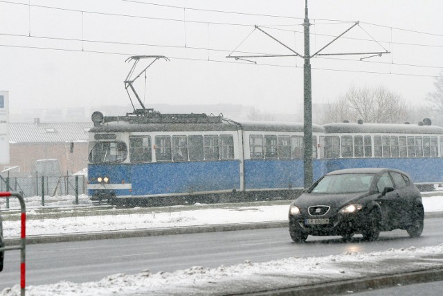 - Podróż komunikacją miejską w komfortowych warunkach - czytałem nawet książkę - trwała do przystanku przy pl. Wszystkich Świętych 23 minuty, 5 minut zajęło dojście pod pomnik, więc łącznie wszystko trwało 28 minut - opowiada Pyclik.