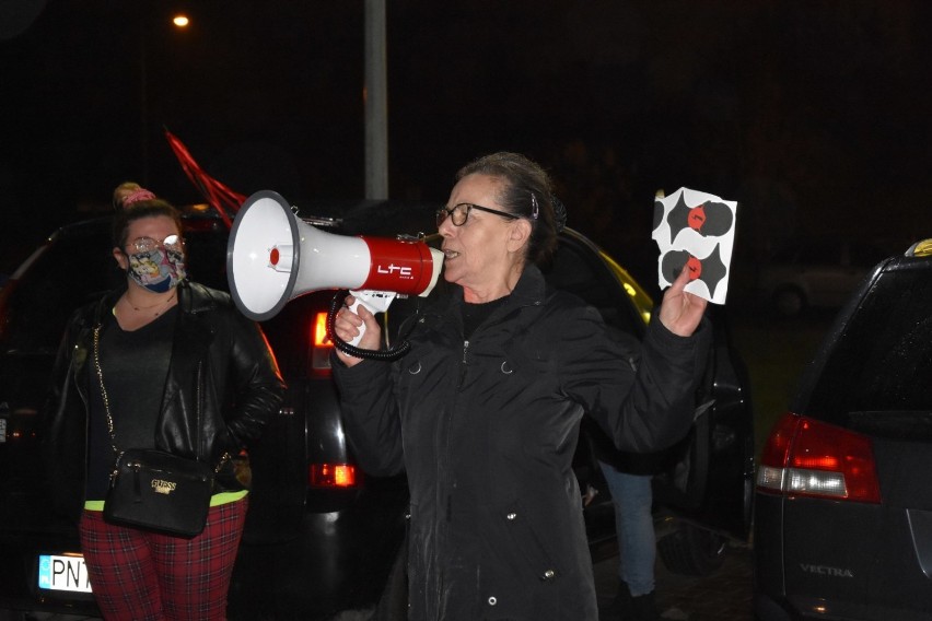 Samochodowy Strajk Kobiet w Nowym Tomyślu. Kobiety wyjechały na ulicę! 