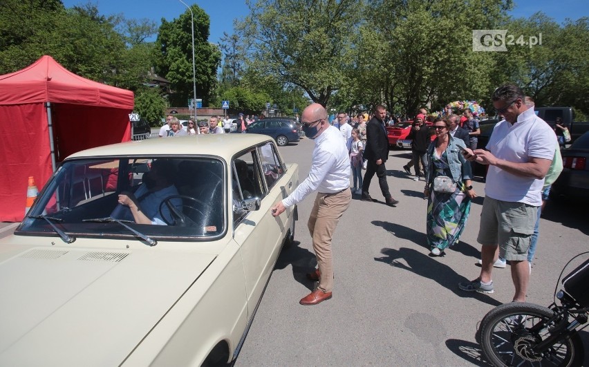 Prezydent Szczecina zabrał w podróż swoim kultowym fiatem. To dla małej Ingi 