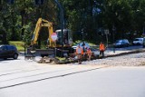 Kraków. Postęp prac przy ul. Kocmyrzowskiej. Kładą nowe tory tramwajowe. Kiedy koniec remontu?