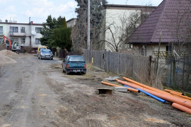 Mieszkańcy ulicy Jodłowej proszą o poprawę drogi i chodnika. Mają szczęście, bo przy okazji budowy gazociągu chodniki zostanie naprawiony.