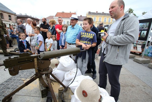 Wiele osób podczas Pikniku Legionowego zatrzymywało się, by zobaczyć broń z czasów I oraz II wojny światowej. Dużym zainteresowaniem cieszył się zwłaszcza ciężki karabin maszynowy wzór 30.