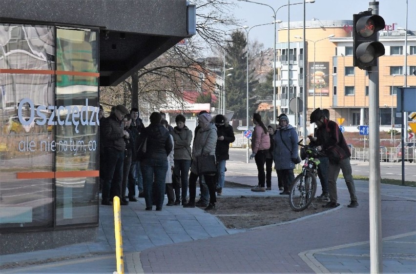 Przed bankiem ING na Alei IX Wieków Kielc