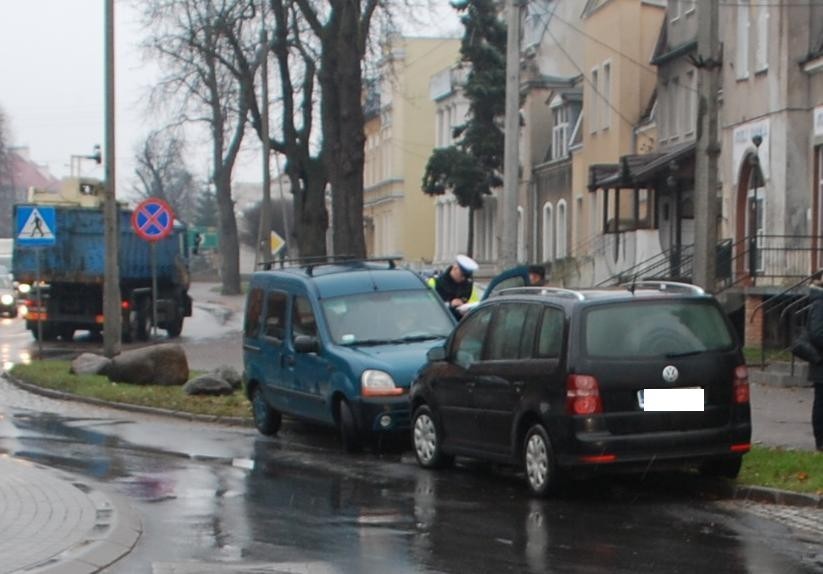 KPP Kwidzyn: Wypadek na rondzie Jana Pawła II. Młody kierowca trafił do szpitala