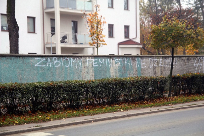 Pojawiły się napisy przeciwko Strajkowi Kobiet w Legnicy