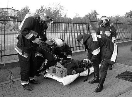 Ratownicy ewakuują strażaka, który zasłabł podczas prowadzenia akcji gaśniczej.
Fot. materiały strażackie