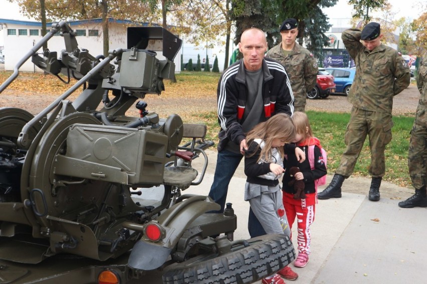 Fotorelacja z pikniku militarnego. Pokaz sprzętu wojskowego cieszy się zainteresowaniem [ZDJĘCIA]  