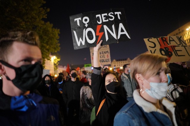 Protesty przeciwko zaostrzeniu prawa aborcyjnego wyszły na ulice miast. Ogromna manifestacja rozpoczęła się w niedzielę, 25 października w Poznaniu. Od godz. 19 kilka tysięcy osób protestuje na placu Wolności. - Chcą nas zmusić do rodzenia? Zatem narodzimy im wielki w***w! - nie pozostawiają wątpliwości organizatorzy. Zebrani pójdą również przed kurię na Ostrowie Tumskim. - Przekażcie biskupowi, że idziemy do niego. To jest wojna - można usłyszeć. Przejdź dalej --->