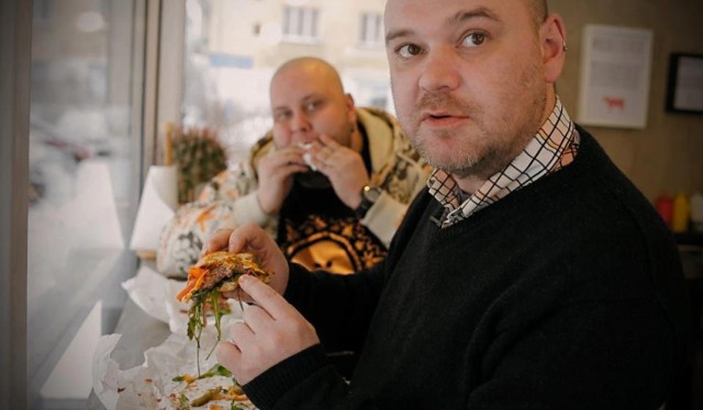 Ponimirski ocenia jedzenie w fast foodach. Na blogu zbiera też ...