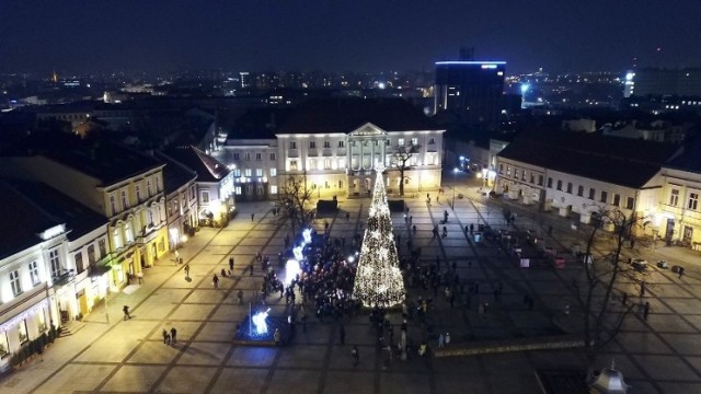 Tak prezentowała się choinka na kieleckim Rynku w 2018 roku.