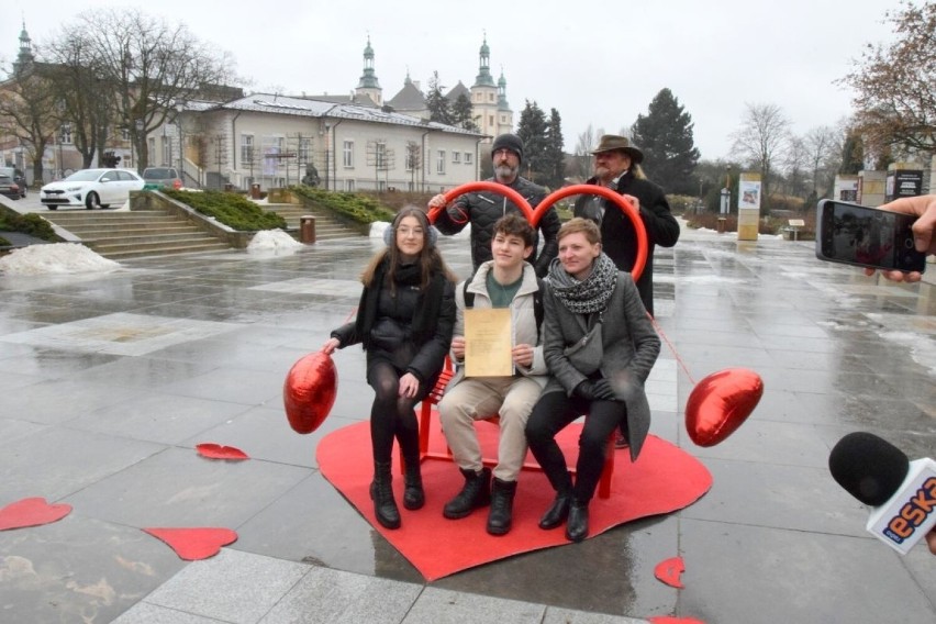 Walentynkowe ławeczki zdobią centrum Kielc
