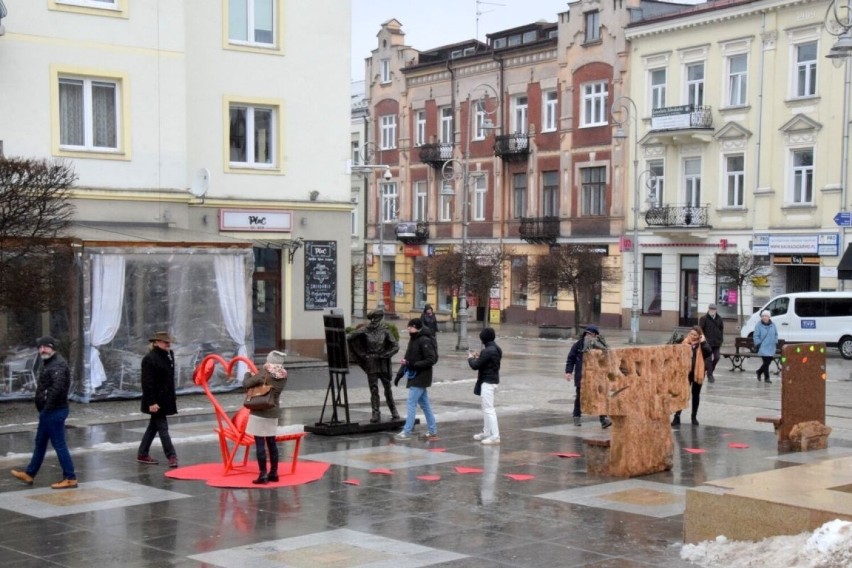 Walentynkowe ławeczki stanęły na Placu Artystów w Kielcach. Zobacz zdjęcia 
