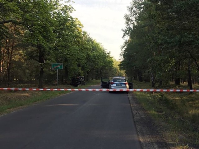 Kierująca suzuki z niewyjaśnionych jeszcze przyczyn zjechała z drogi i uderzyła w drzewo na drodze w miejscowości Stany.