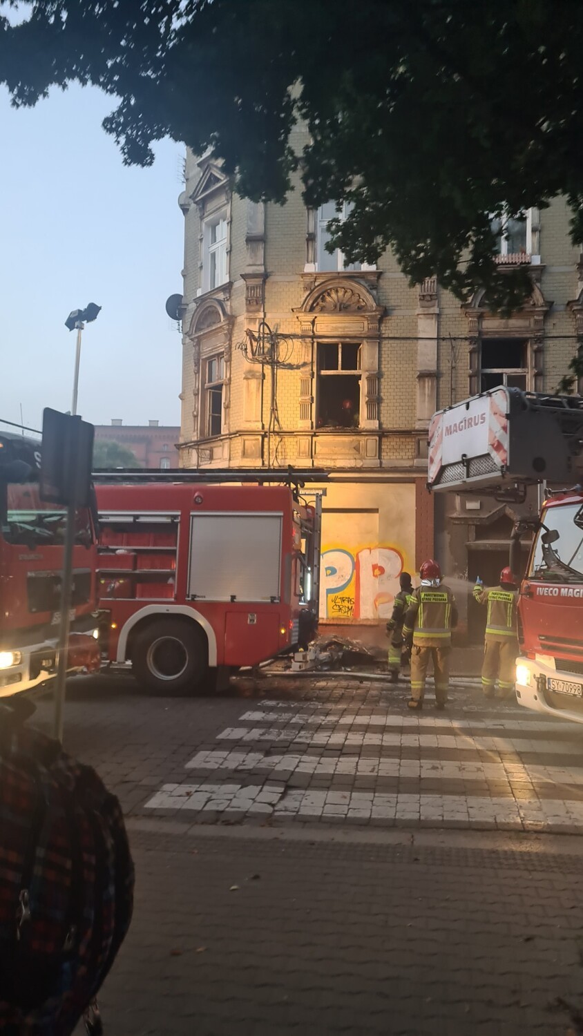 Tragiczny pożar w Bytomiu, w kamienicy przy ul. Żeromskiego. Zginął mężczyzna 