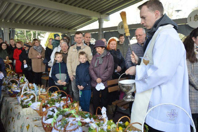Wielkanoc 2022. Święcenie pokarmów w parafii narodzenia NMP w Bełchatowie