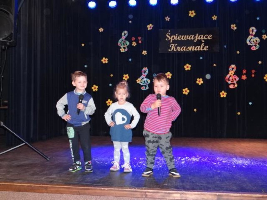 Przedszkolaki śpiewające w GCK w Dobrzycy