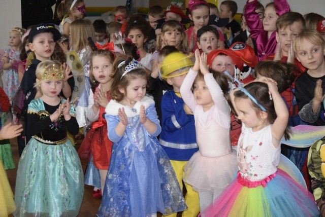 W przedszkolu nr 1 w Skierniewicach odbył się w piątek, 10 stycznia, bal karnawałowy przedszkolaków. Dzieci były przebrane w oszałamiające stroje, a zabawę prowadziła pani wodzirej, zaś za konsolą stanęła Myszka Miki.
