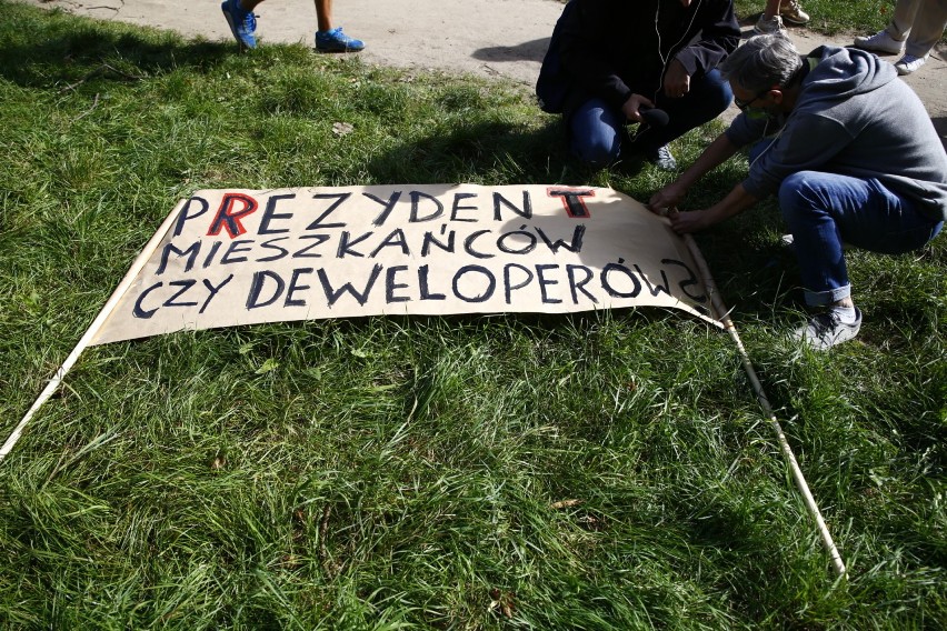 Protest mieszkańców Kamionka przeciw nielegalnej sprzedaży Parku