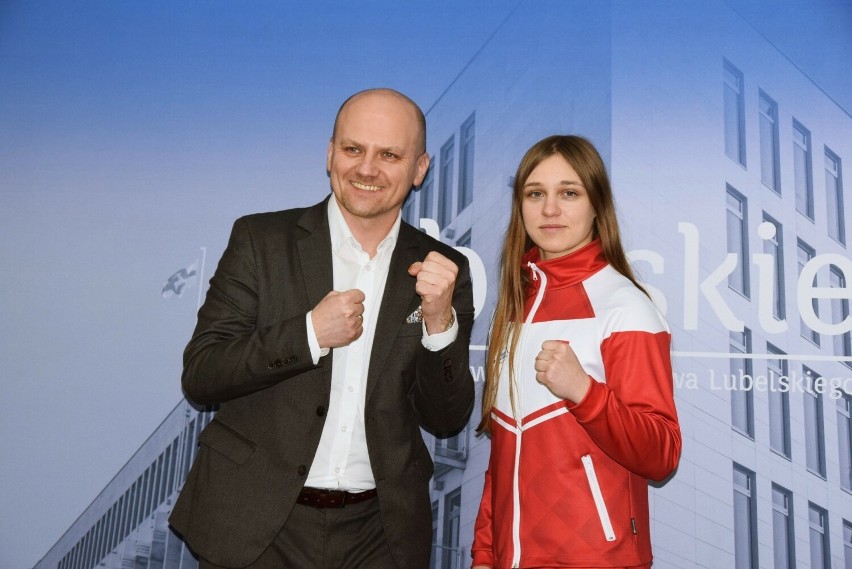 (Po sukcesie bokserce w urzędzie marszałkowskim pogratulował...