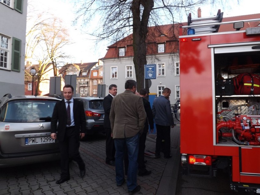 Wolsztyn. Radni powiatowi oglądali nowy wóz strażacki