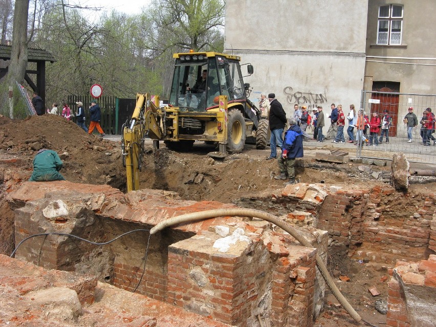 Kartuzy. Zabytkowe mury odkopane spod ziemi