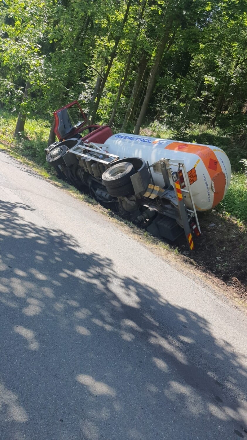 Wypadek cysterny przewożącej propan na drodze Lubawka - Chełmsko Śląskie. Doszło do wycieku [ZDJĘCIA]