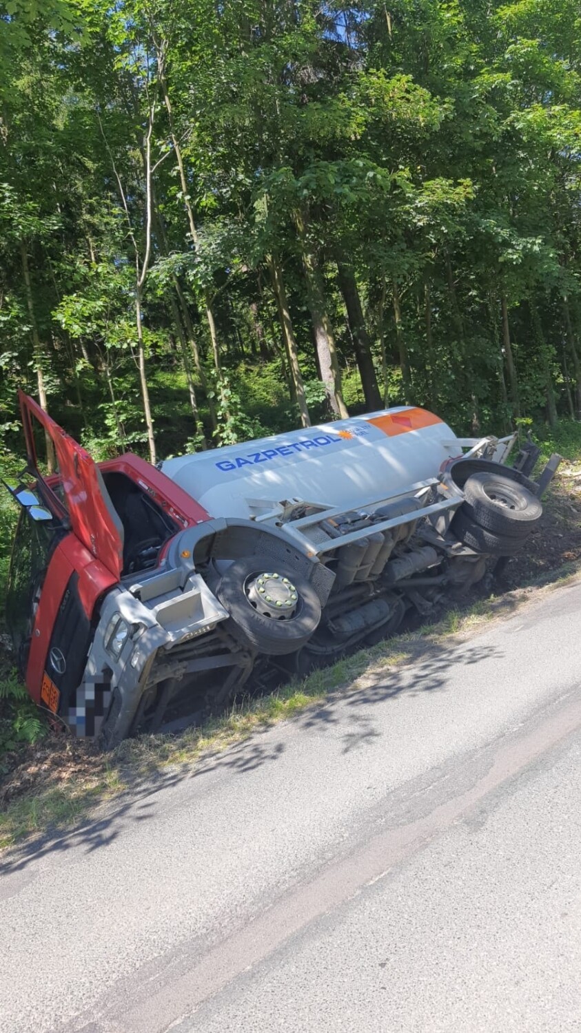 Wypadek cysterny przewożącej propan na drodze Lubawka - Chełmsko Śląskie. Doszło do wycieku [ZDJĘCIA]