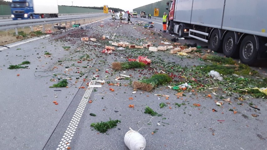 Wypadek na autostradzie A1 między Radomskiem a Częstochową. Zderzenie samochodu dostawczego i ciężarówki. ZDJĘCIA