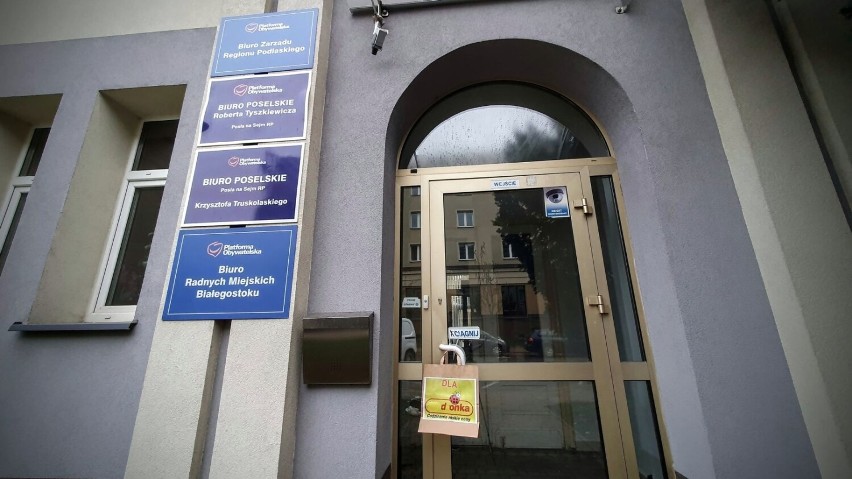 Białystok. Torba z Biedronki zawisła na klamce drzwi biura Platformy Obywatelskiej