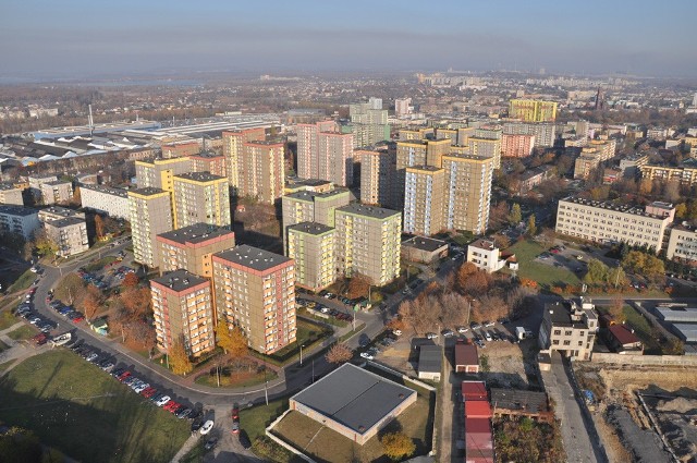 8. Dąbrowa Górnicza - średnie stężenie przekroczone o 16%.



Pył PM10 składa się z mieszaniny cząstek stałych i ciekłych zawieszonych w powietrzu i będących mieszaniną substancji organicznych i nieorganicznych. Pył zawieszony może zawierać substancje toksyczne, metale ciężkie oraz dioksyny i furany. 

Pył PM10 zawiera cząstki o średnicy mniejszej niż 10 mikrometrów, które mogą docierać do górnych dróg oddechowych i płuc.