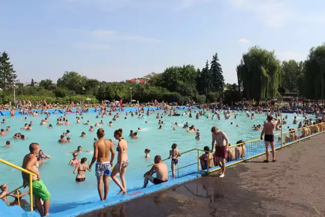 Gdy temperatura przekracza 30 stopni Celsjusza, na basen przychodzi nawet ponad tysiąc osób. Zdjęcie wykonane pod koniec lipca ub. r.