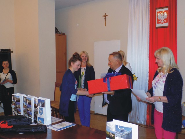 Dziesięciu finalistów ze szkół ponadpodstawowych z powiatu przemyskiego zmierzyło się w I Powiatowym Konkursie Wiedzy o Unii Europejskiej. Pierwsze miejsce zajęła Julia Senczyszyn (na fot).